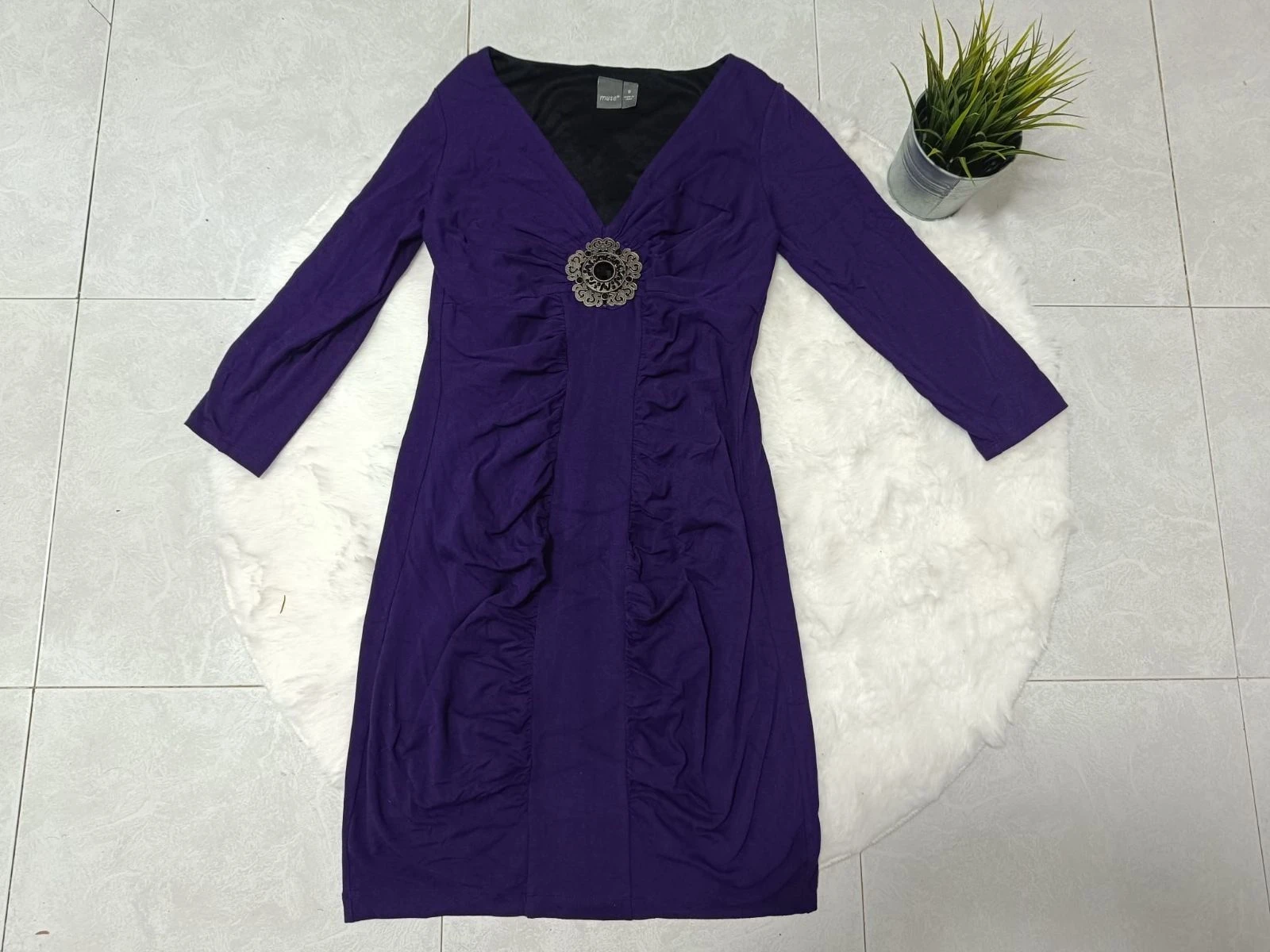 paarse cocktailjurk voor gast met broche - robe violette avec broche – photo 4